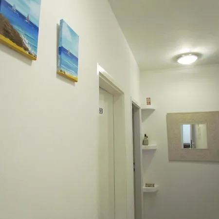 Gasthuis And With Parking Space - 18106 Makarska